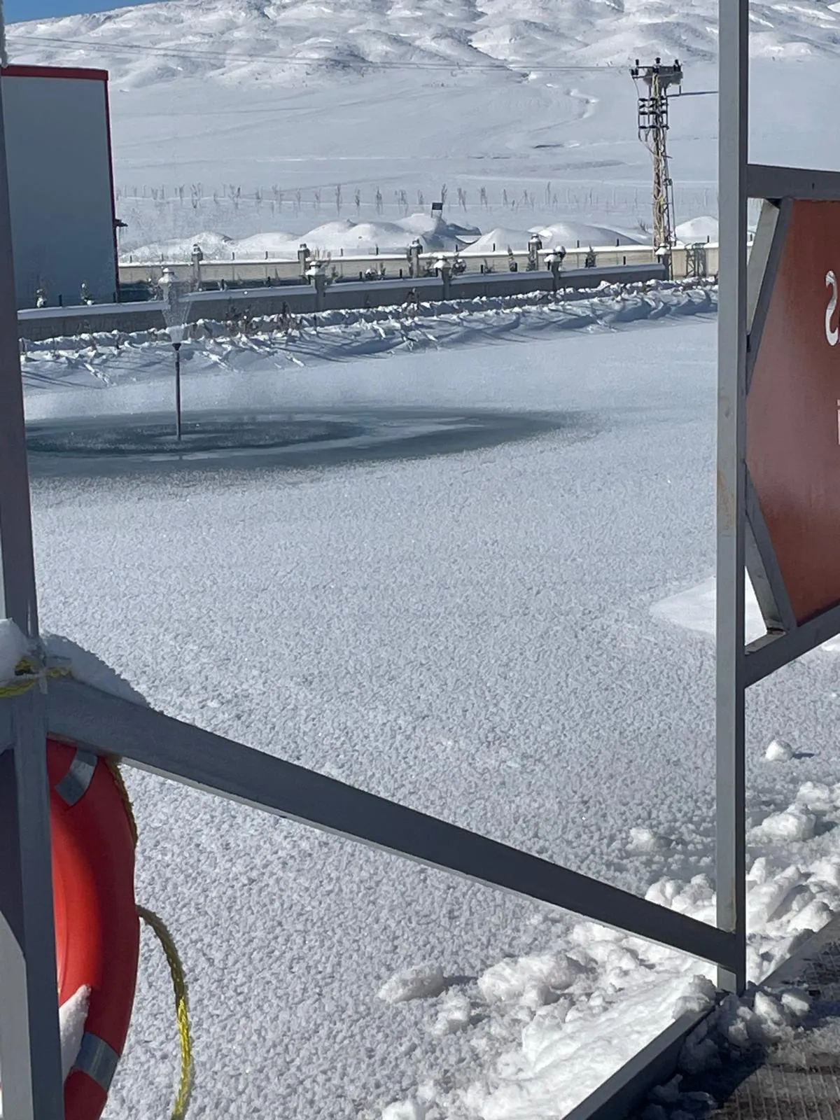Sivas OSB göleti buz tuttu: Kartpostallık manzaralar oluştu