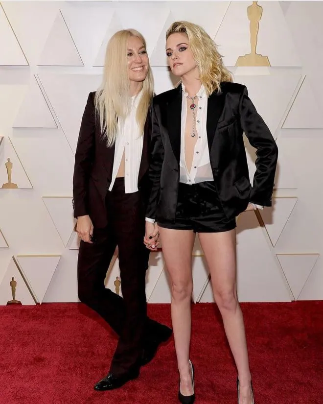 Güzel oyuncu Kristen Stewart mini saten şortuyla kırmızı halı kurallarını hiçe saydı